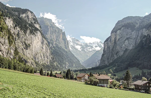 Uma Bela Vista Deslumbrantes Alpes Suíços Com Pequenas Casas Verão — Fotografia de Stock