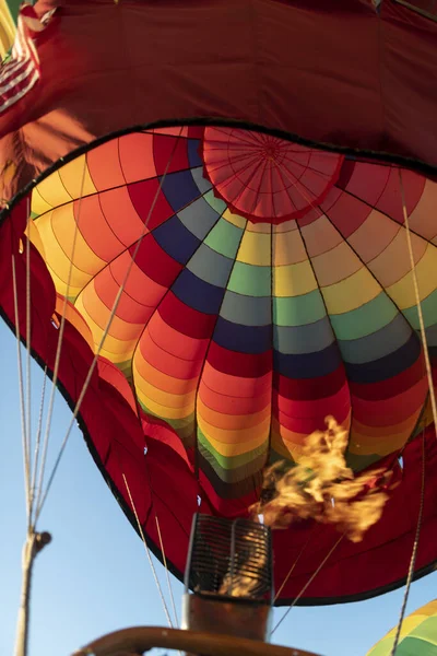 Renkli Gökkuşağı Sıcak Hava Balonunun Dikey Görüntüsü — Stok fotoğraf