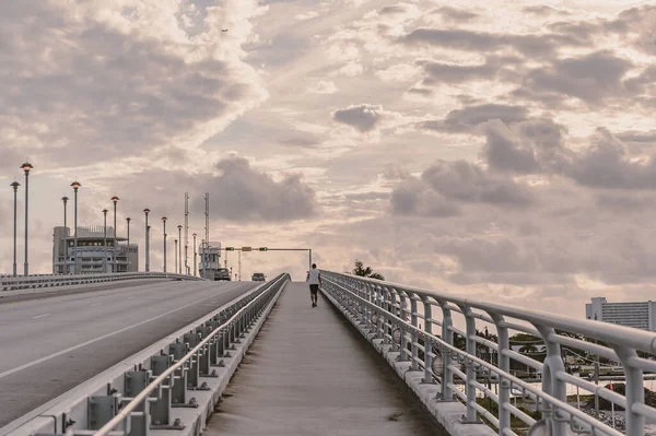 Hombre Caminando Por Puente Fort Lauderdale Florida Estados Unidos — Foto de Stock