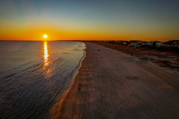 Een Prachtig Uitzicht Een Strand Zee Met Weerspiegeling Van Zonsondergang — Stockfoto