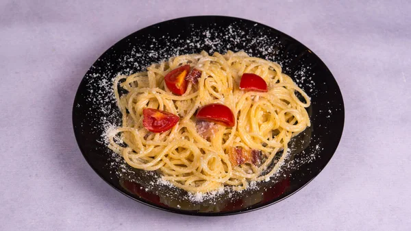 Zbliżenie Vermicelli Pomidorami Wiśniowymi Wierzchu — Zdjęcie stockowe