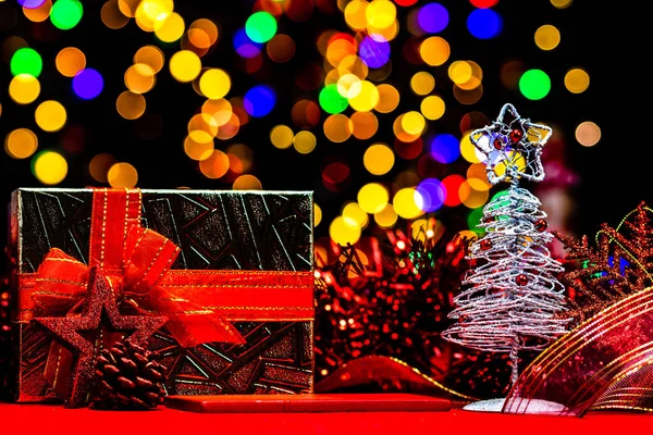 Крупный План Рождественского Подарка Украшения Фоне Боке Огней — стоковое фото