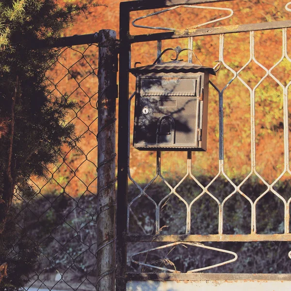 Closeup Shot Grey Mailbox Old Rusty Gate — Stockfoto