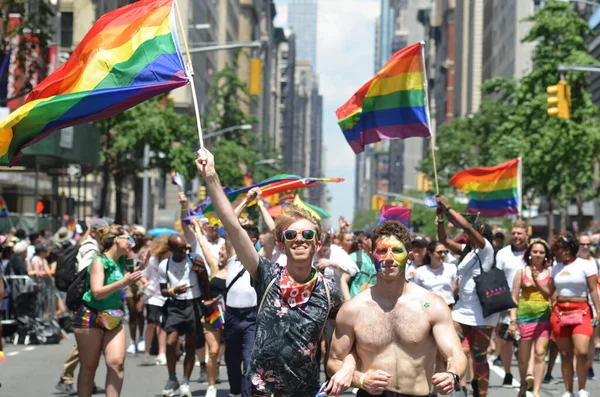 米国ニューヨーク 2019年6月30日 Lgbtの旗を振り ニューヨーク プライド パレードを5番街に沿って祝う若者が歩く — ストック写真