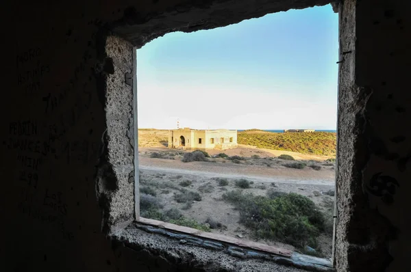 Une Vue Fenêtre Vieille Maison Avec Bâtiment Pierre Ciel Bleu — Photo