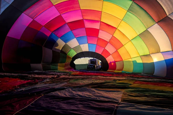 Vacker Bild Insidan Färgglada Regnbåge Varmluft Ballong Luften — Stockfoto