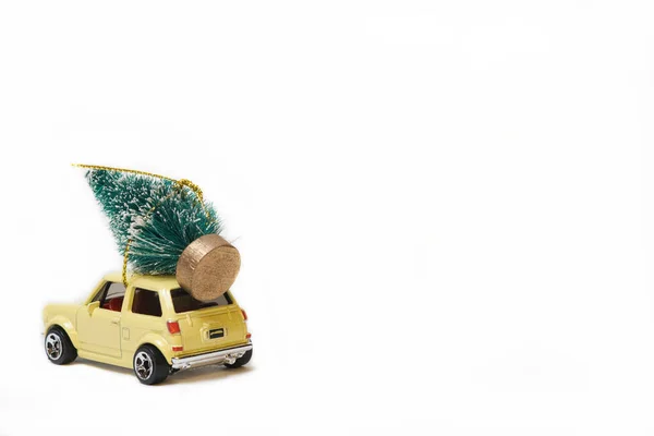 Miniature Car Transporting Christmas Tree Roof White Background — Stock Photo, Image