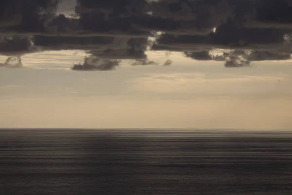Ein Schöner Blick Auf Die Wolkenlandschaft Über Der Ruhigen Meerwasseroberfläche — Stockfoto