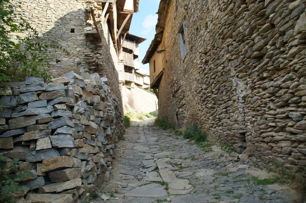 Una Strada Stretta Tranquilla Nel Villaggio Con Vecchie Case Mattoni — Foto Stock