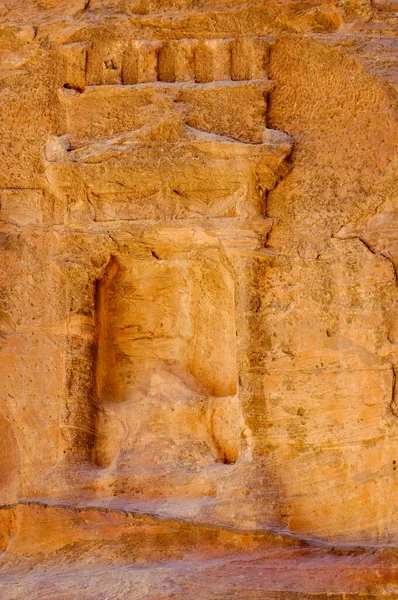 Ürdün Petra Daki Kayalık Duvarlara Mimari Detayların Dikey Çekimi — Stok fotoğraf