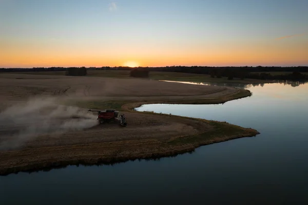 Combine Harvester Working Lakeside Soybean Field Clear Sky Sunset Missouri — Stock Photo, Image