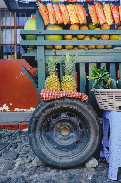 Closeup Pineapples Car Wheel Exotic Fruits Shelf Market — Stockfoto