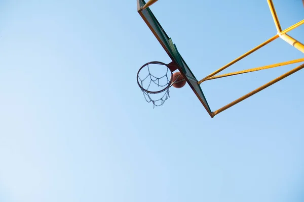Nízký Úhel Pohledu Basketbalový Koš Míč — Stock fotografie