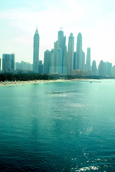 迪拜城市景观的垂直截图 — 图库照片