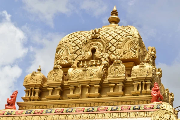 Prachtige Gouden Hindoe Versierde Tempel Tegen Een Bewolkte Hemel Een — Stockfoto