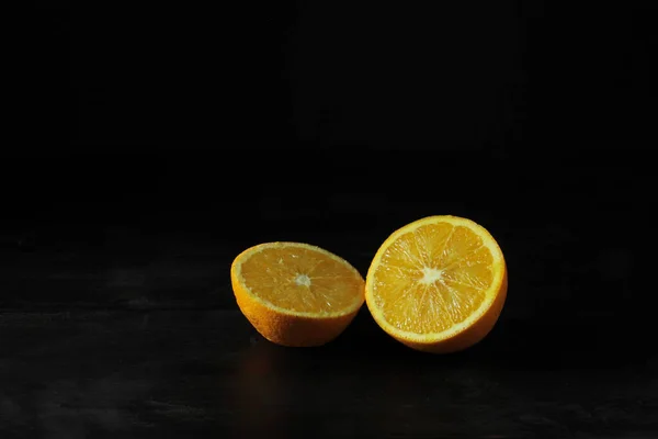 Primer Plano Deliciosas Naranjas Jugosas Sobre Fondo Negro Aislado —  Fotos de Stock