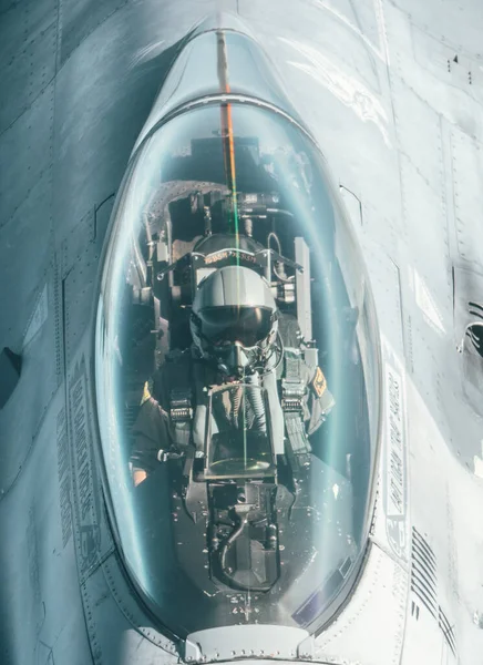 ジェット戦闘機のコックピットでの任務上のパイロットの垂直ショット — ストック写真