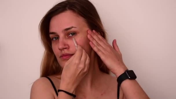 Ung Blond Kvinna Gör Ansiktsmassage Studio — Stockvideo