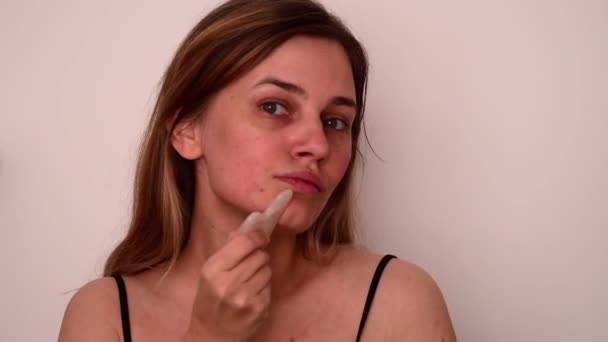 Joven Rubia Haciendo Masaje Facial Estudio — Vídeo de stock