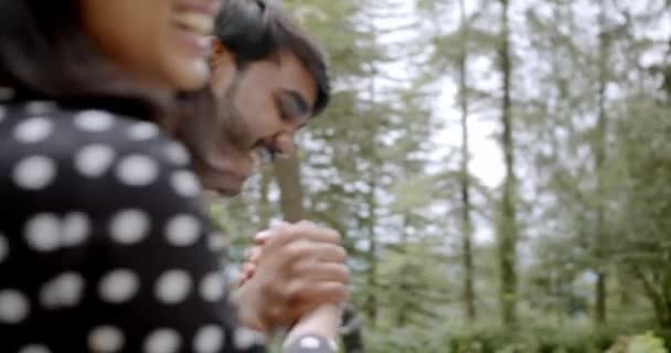 Couple Indien Dans Parc Amuser Sur Carrousel — Video