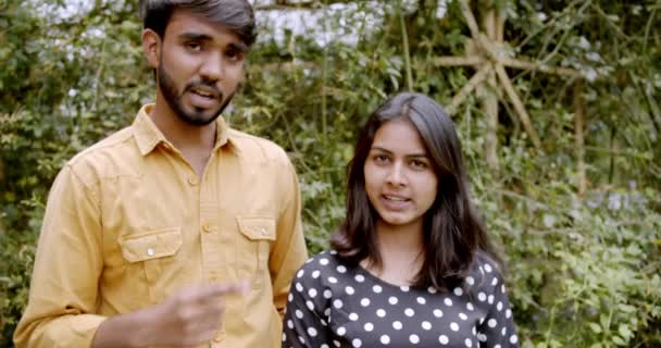 Ινδικό Ζευγάρι Στο Πάρκο Την Κάμερα Στραμμένη — Αρχείο Βίντεο