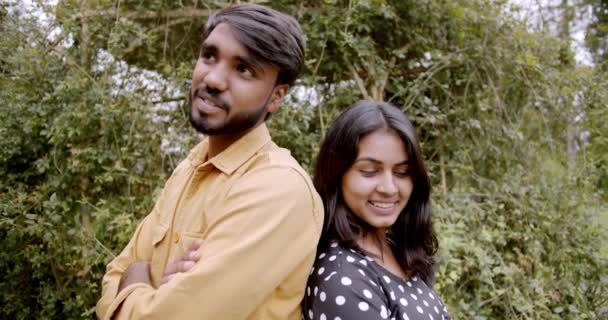 印地安人夫妇在公园里 慢动作 — 图库视频影像