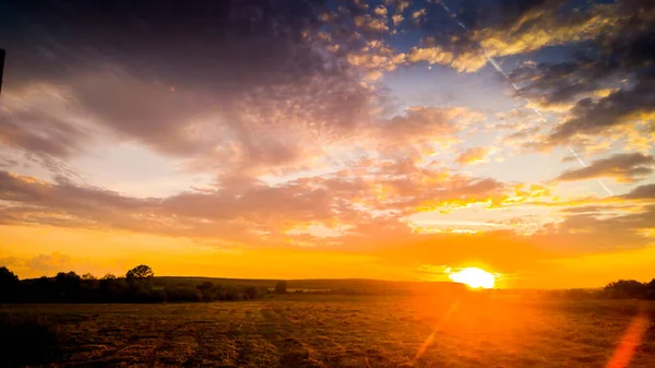 Tarlanın Üzerindeki Büyülü Günbatımı — Stok fotoğraf