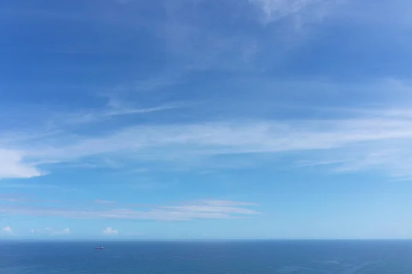 Sebuah Gambar Indah Dari Langit Biru Pada Siang Hari — Stok Foto