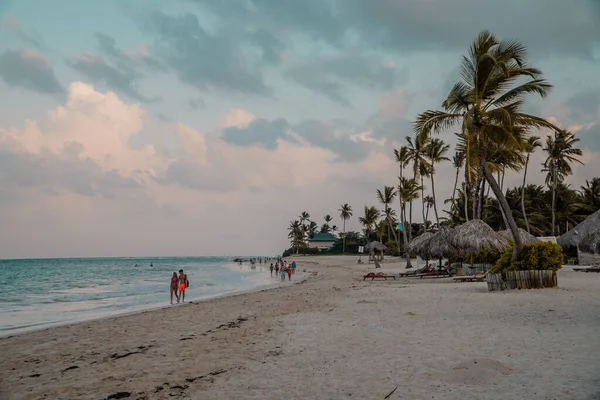 Bavaro Dominican Republika Listopadu 2021 Pár Procházky Bílé Pláži Iberostar — Stock fotografie