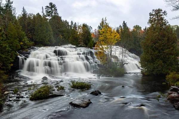 Bond Şelalesi Michigan Sonbaharda Bir Ormanda Uzun Süre Kalmıştır — Stok fotoğraf