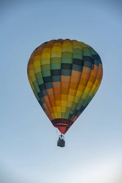 Pionowe Ujęcie Kolorowego Tęczowego Balonu Gorącego Powietrza Powietrzu — Zdjęcie stockowe