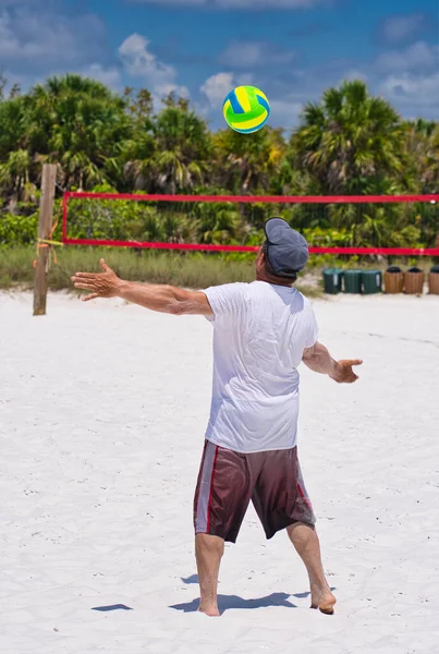 Een Spaanse Man Die Volleybal Speelt Een Strand — Stockfoto