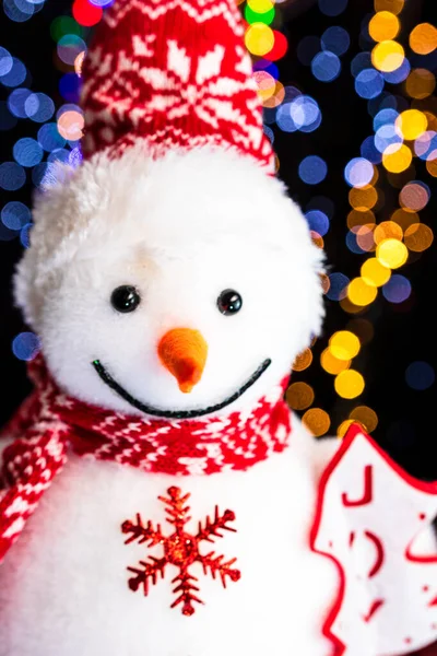 Een Verticaal Close Van Een Zachte Sneeuwpop Speelgoed Tegen Bokeh — Stockfoto