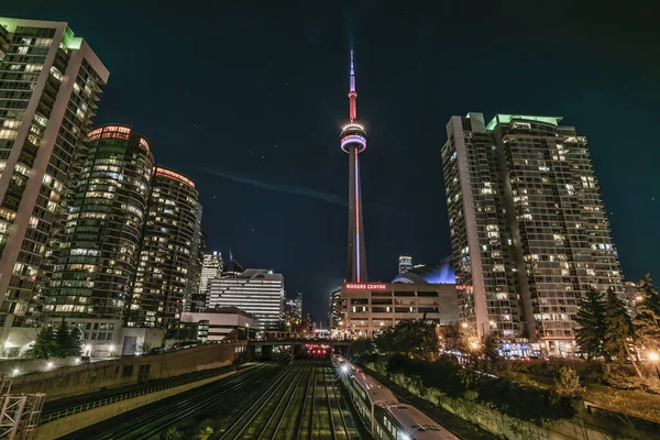 Toronto Canadá Septiembre 2020 Torre Cielo Oscuro Por Noche — Foto de Stock