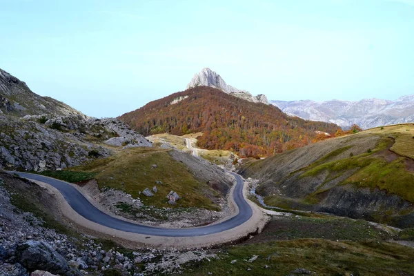 Een Bochtige Route Bergen Een Zonnige Herfstdag — Stockfoto