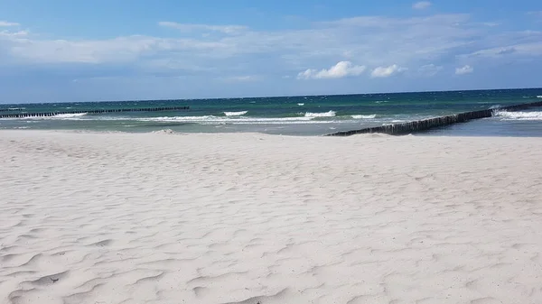 Priveliște Frumoasă Plajei Nisip Lângă Apă Cer Albastru Înnorat Orizont — Fotografie, imagine de stoc