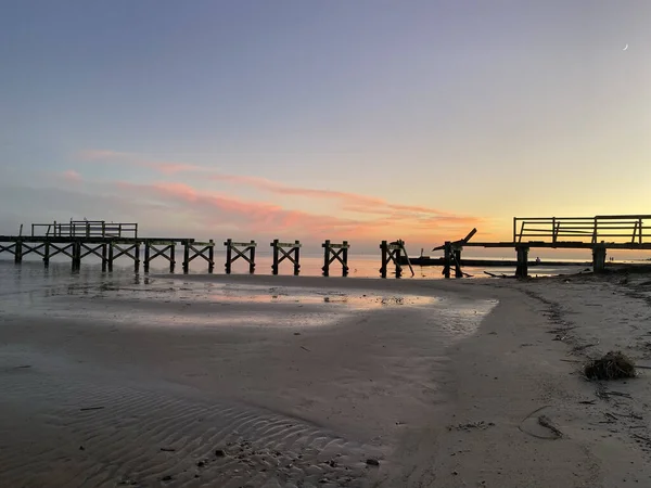Ein Strahlend Goldener Sonnenuntergang Strand Mit Einem Holzsteg Sand — Stockfoto