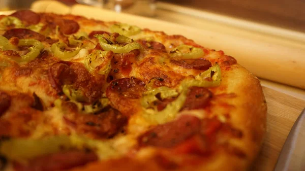 Uma Foto Foco Seletiva Uma Pizza Recém Assada — Fotografia de Stock