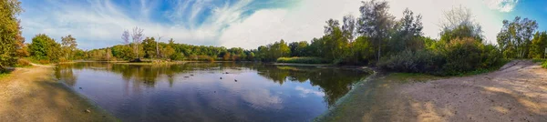 Panoramic Shot Calm Lake Surrounded Trees — Stockfoto