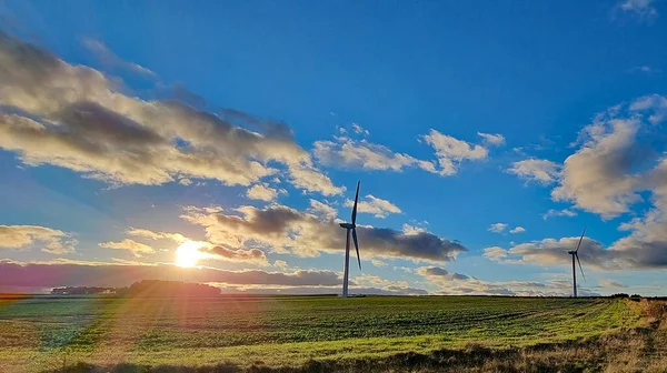 Turbinas Eólicas Com Céu Ensolarado Fundo — Fotografia de Stock