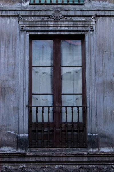 Старая Загадочная Дверь Здания Отмотанными Деревянными Вставками — стоковое фото