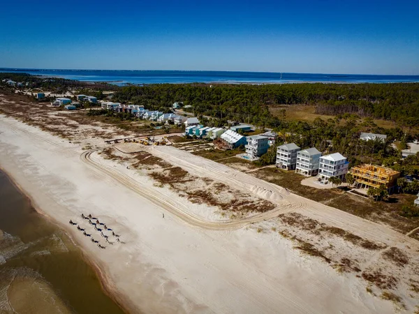 Una Vista Aérea Las Casas Playa Rodeadas Árboles Junto Mar — Foto de Stock