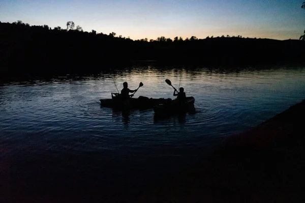 Silhouette Two People Holding Paddles Boat Lake Beautiful Sunset Sky — Stock Photo, Image