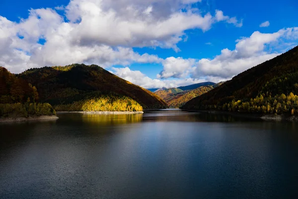 Beautiful View Lake Surrounded Mountains Cloudy Sky — Foto Stock