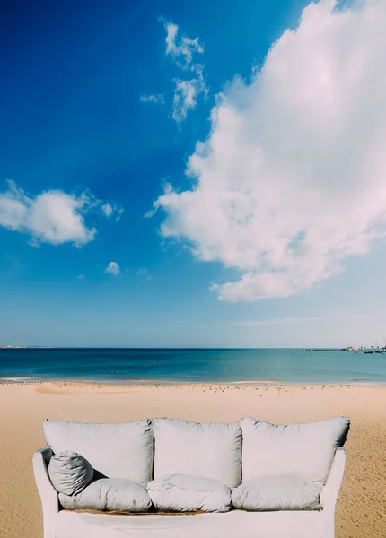 Divano Bianco Una Spiaggia Sabbia Mattino — Foto Stock