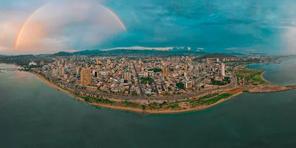 Gökyüzünde Gökkuşağı Olan Kıyıya Yakın Güzel Bir Şehir Manzarası — Stok fotoğraf
