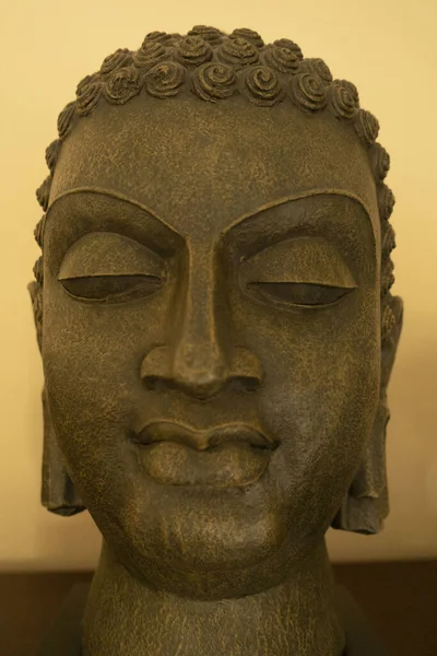 Ένα Κάθετο Κοντινό Πλάνο Ενός Βουδιστικού Πέτρινου Αγάλματος Μιας Γυναίκας — Φωτογραφία Αρχείου