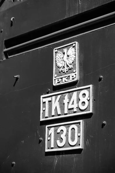 波兰波兹南 2019年5月25日 波兰老火车头上 Pkp老鹰 的特写灰度 — 图库照片