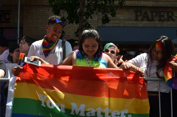 New York États Unis Juin 2019 Couple Portant Drapeau Lgbt — Photo