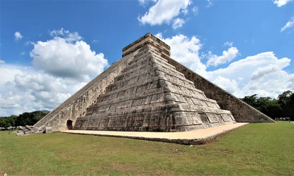 Pirámide Chichén Itzá Chichén Itzá México Bajo Los Cielos Nublados —  Fotos de Stock